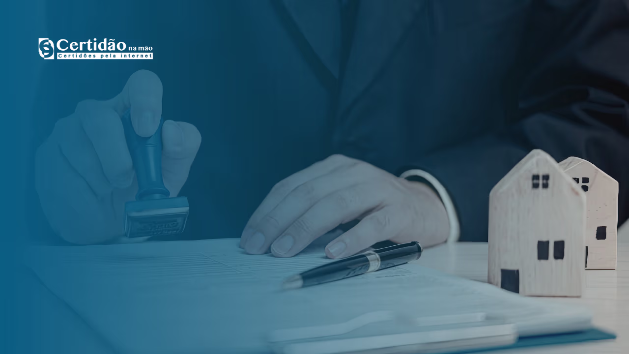 Uma pasta de arquivos aberta contendo certidões negativas, matrícula de imóvel e um contrato de compra e venda sobre uma mesa de escritório.