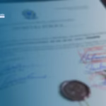 Tabelião de notas analisando a tela de um smartphone para registrar o conteúdo de uma conversa em uma ata notarial oficial.