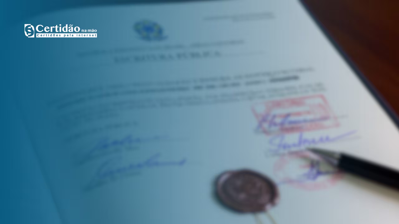 Tabelião de notas analisando a tela de um smartphone para registrar o conteúdo de uma conversa em uma ata notarial oficial.