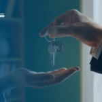 Especialista em direito imobiliário analisando uma pilha de certidões negativas e matrículas de imóveis em um escritório moderno.