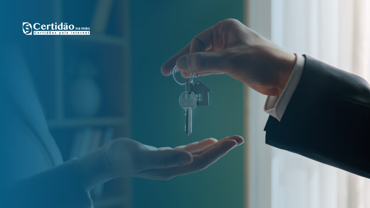 Especialista em direito imobiliário analisando uma pilha de certidões negativas e matrículas de imóveis em um escritório moderno.