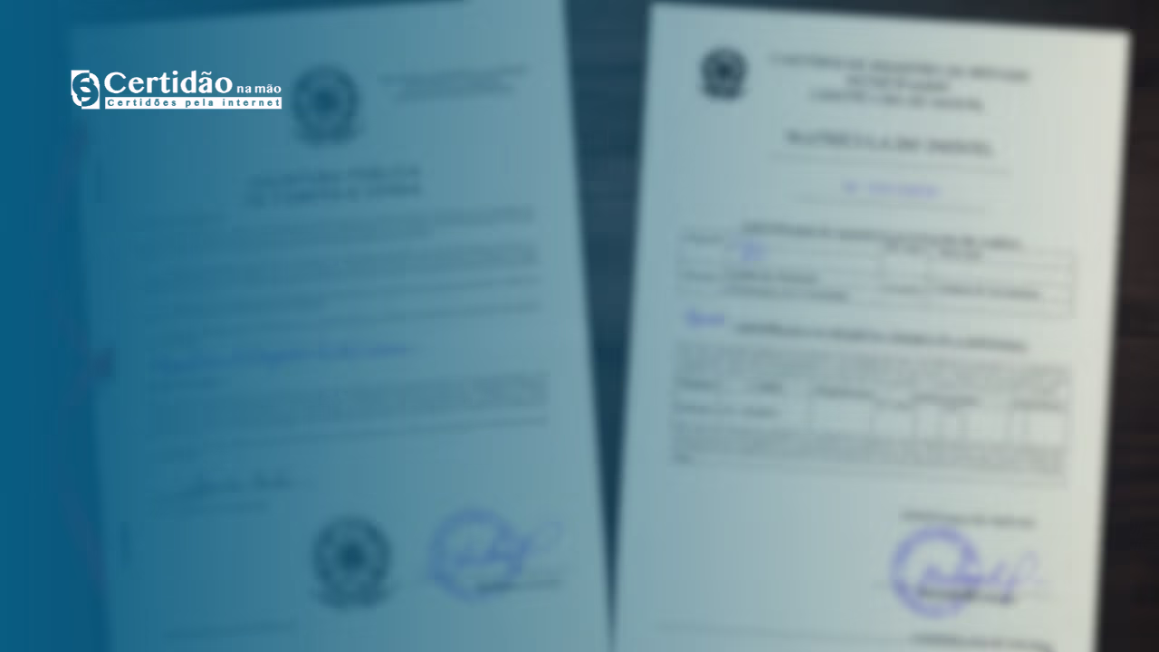 Representação de dois documentos sobre uma mesa: uma escritura pública, enquanto ao lado repousa uma certidão de matrícula de imóvel oficial.